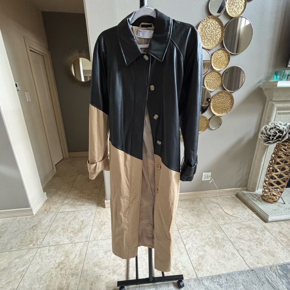 Classic Black and Tan Trench Coat with Versatile Style